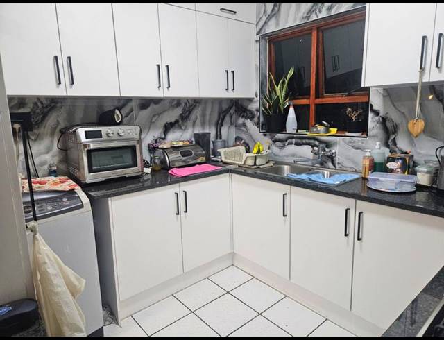 2 BEDROOM APARTMENT FOR SALE IN GLEN MARAIS